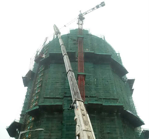 如东吊车在工地上作业